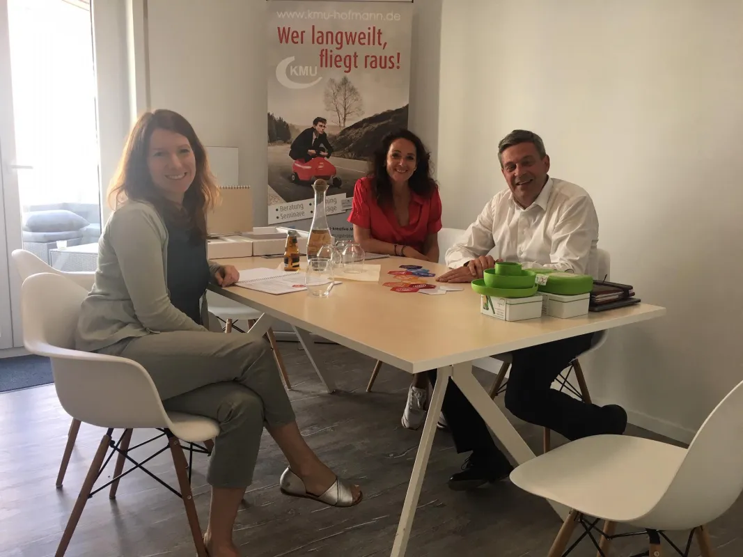 Von links: Dr. Anna Christmann besucht Katja Hofmann und Peter Kaiser von der KMU