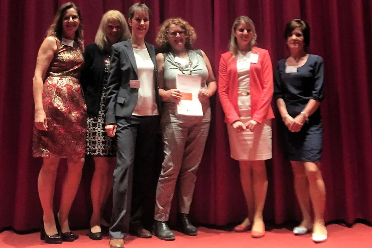 guide-Leiterin Dr. Bettina Wenzel (3. v. l.) ehrte mit Laudatorinnen Siegerin Penelope Richardson