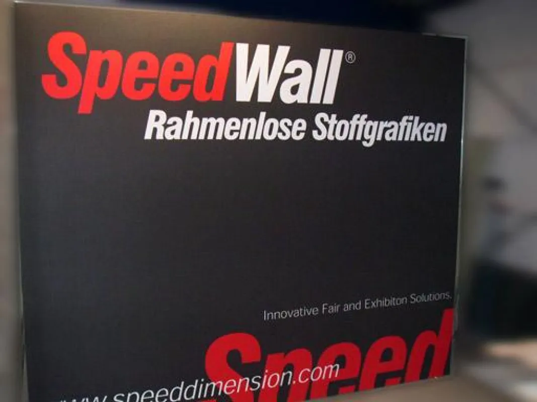 Unterbrechungsfreie Stoffgrafiken auf Rahmensystem SpeedWall. Hier 3 x 2,50 m