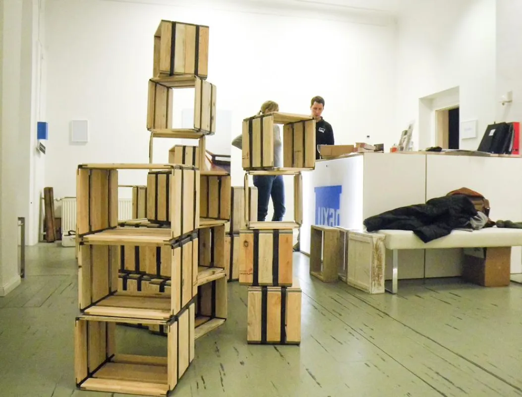 Design-Regalsystem aus Holz im Luxad