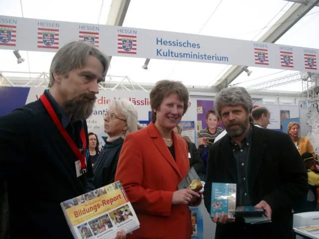 Dr. Ulrich Schneider (Schulamt Bebra) und Klaus Adamaschek ueberreichen Kultusministerin Wolf ein erstes Exemplar der Besser-Esser-DVD