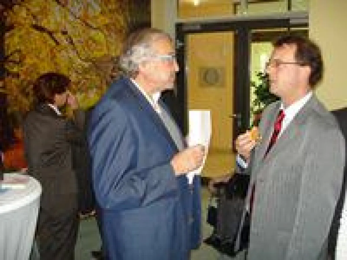 Institutsleiter Dr. Siegried Jedamzik im Gespräch mit Ministerialrat Kraemer (Quelle : BTA)