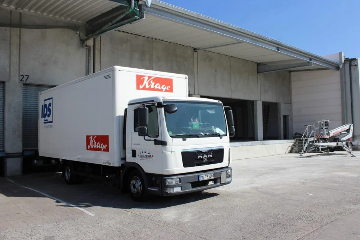 Lkw der Spedition Krage vor dem neuen Verbindungsbau