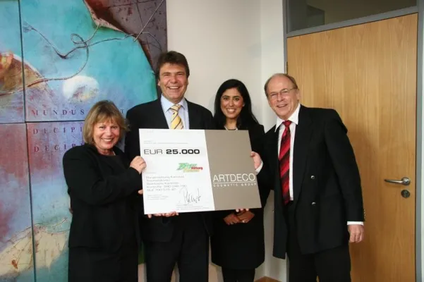 Bild: Feierliche Scheckübergabe der ARTDECO Cosmetic Group an die Bürgerstiftung Karlsfeld