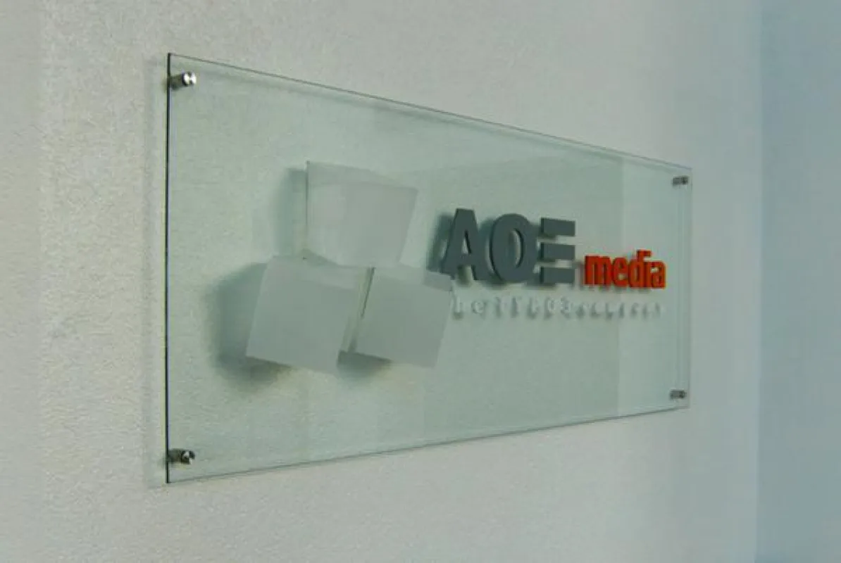 Glasschild mit plastischen Buchstaben aus Acrylglas