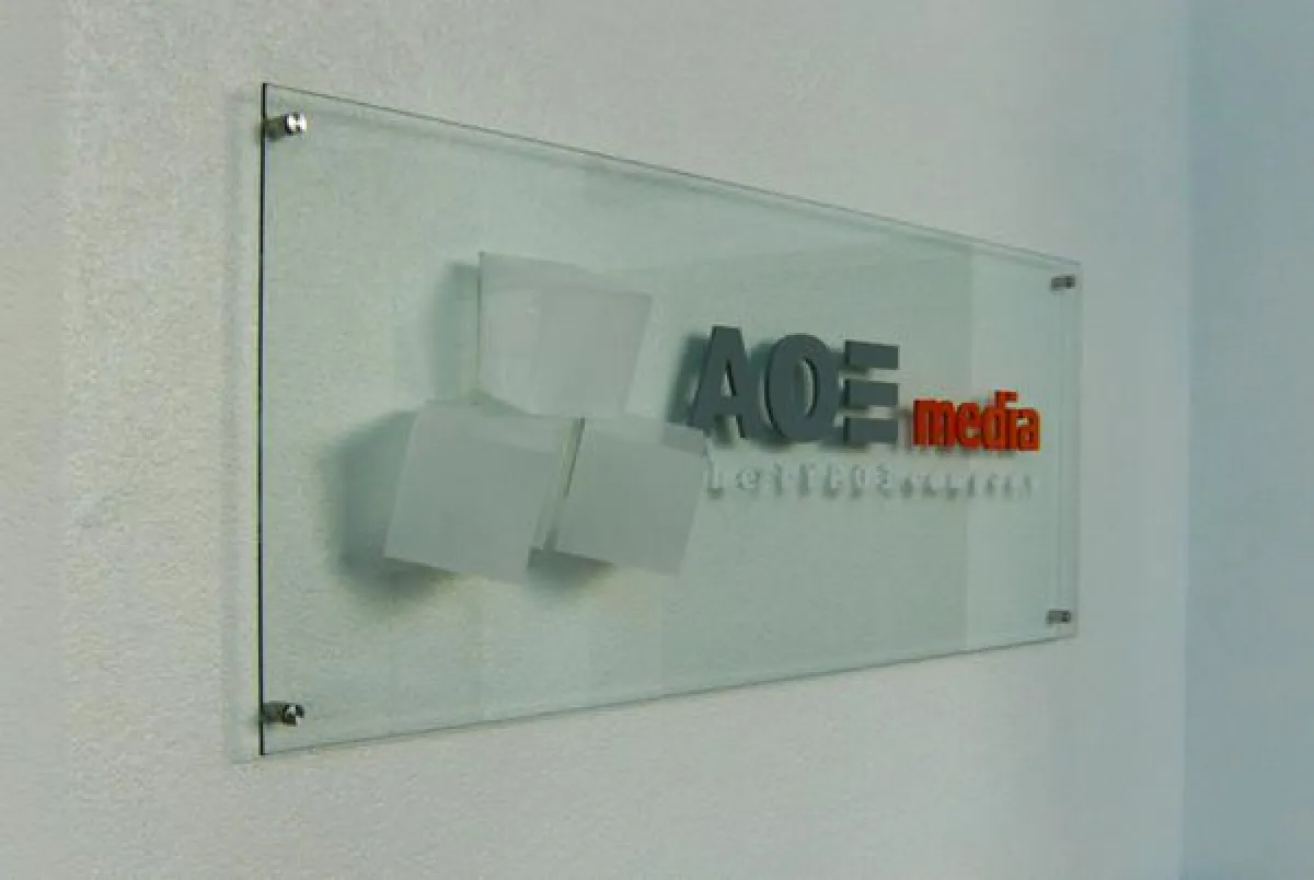 Glasschild mit plastischen Buchstaben aus Acrylglas