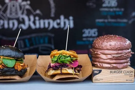 Street Food Festival mit nachhaltigem Food-on-the-Go-Geschirr Bild: Street Food Festival mit nachhaltigem Food-on-the-Go-Geschirr