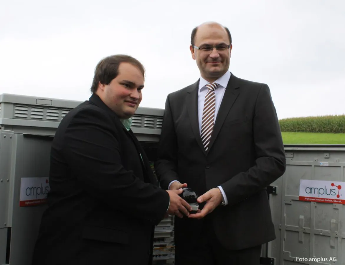 Christof Englmeier und Albert Füracker bei der Inbetriebnahme (Foto: amplus AG)