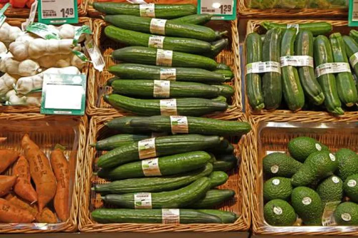Bild: REWE bietet Bio-Gurke & Co. ganzjährig unverpackt an