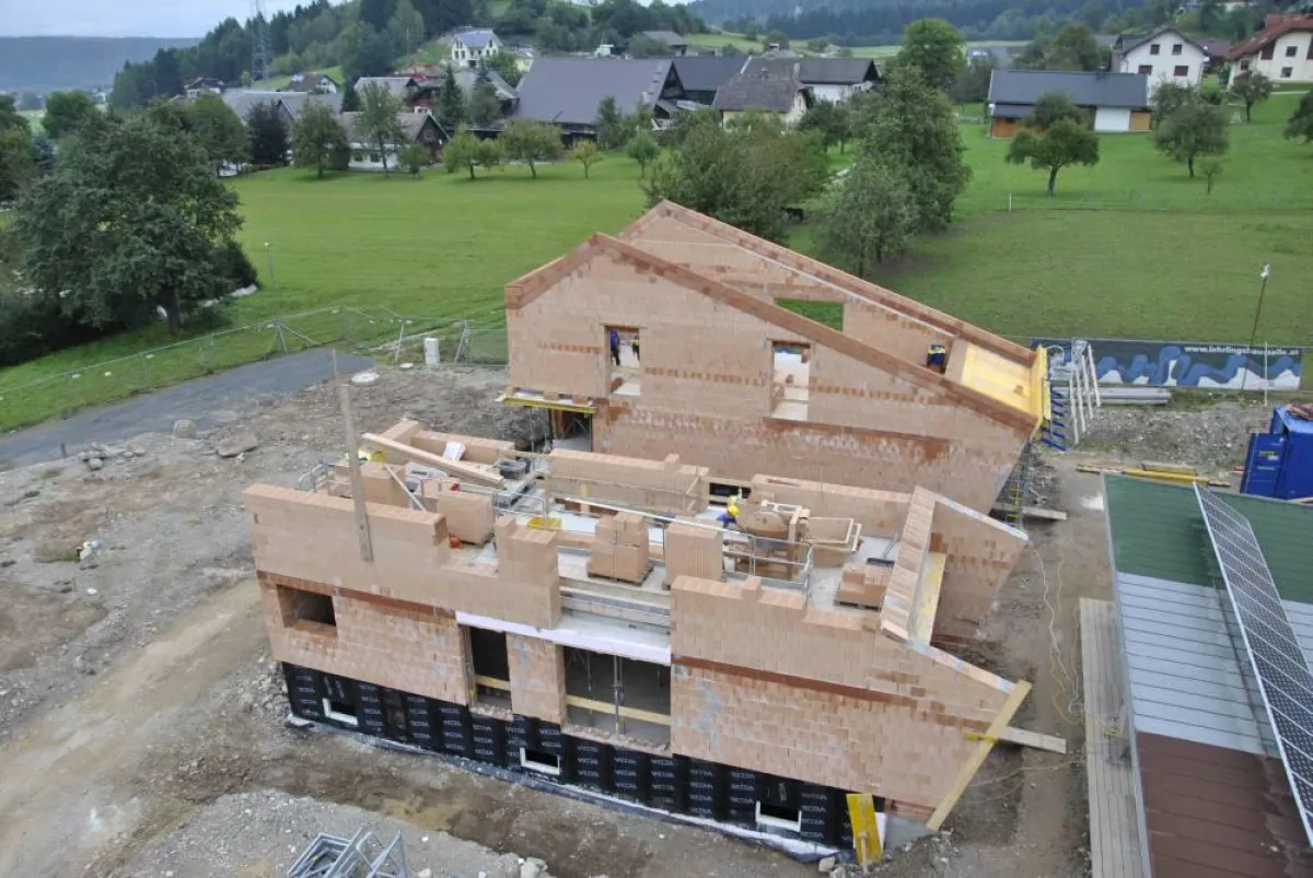 Die Rohbauten der ersten vier Doppelhäuser wachsen im Sonnendorf Finkenstein derzeit in die Höhe.