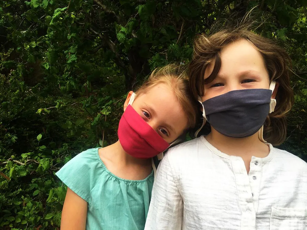 Seitlich größenverstellbare Behelfsmasken für Kinder aus weichem Bio-Jersey