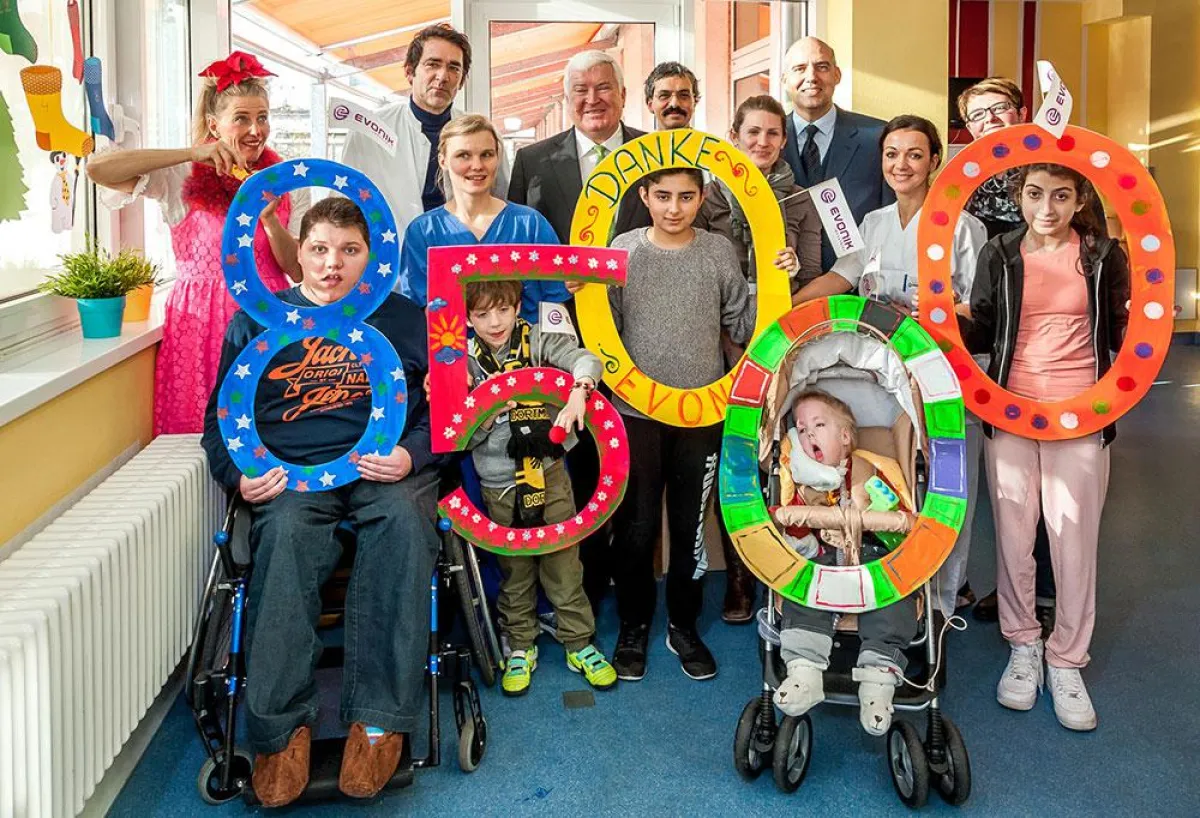 Einige Kinder aus der Kinderklinik bedanken sich bei Evonik für die großzügige Spende