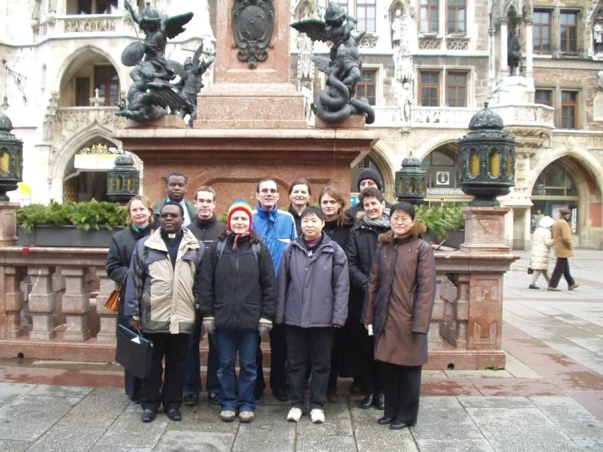 Die Benediktbeurer Gruppe vor der Mariensäule am Münchner Marienplatz