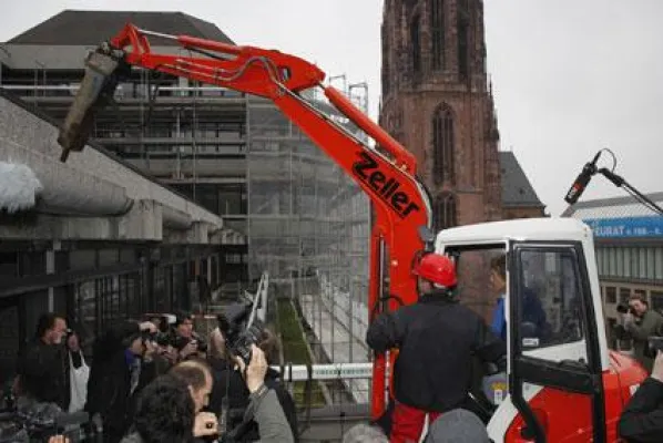 Abbruch des Technischen Rathauses: Raupen beißen sich durch den Beton Bild: Abbruch des Technischen Rathauses: Raupen beißen sich durch den Beton