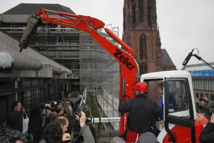 Abbruch des Technischen Rathauses: Raupen beißen sich durch den Beton Bild: Abbruch des Technischen Rathauses: Raupen beißen sich durch den Beton