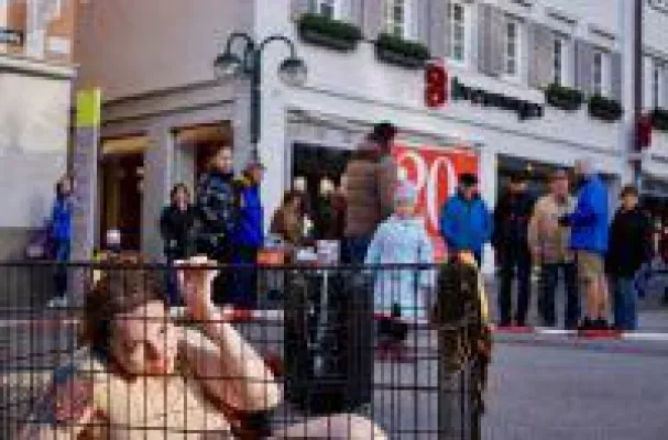 Bild: Anti-Pelz-Demo vor Breuninger in Leipzig: Aktivist demonstriert im Käfig vor Warenhaus sowie Tatort-Akti