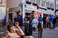 Bild: Anti-Pelz-Demo vor Breuninger in Leipzig: Aktivist demonstriert im Käfig vor Warenhaus sowie Tatort-Akti
