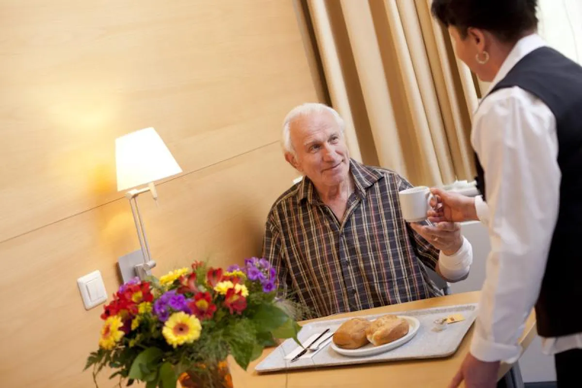 Patient und Servicemitarbeiterin im SRH Kurpfalzkrankenhaus Heidelberg