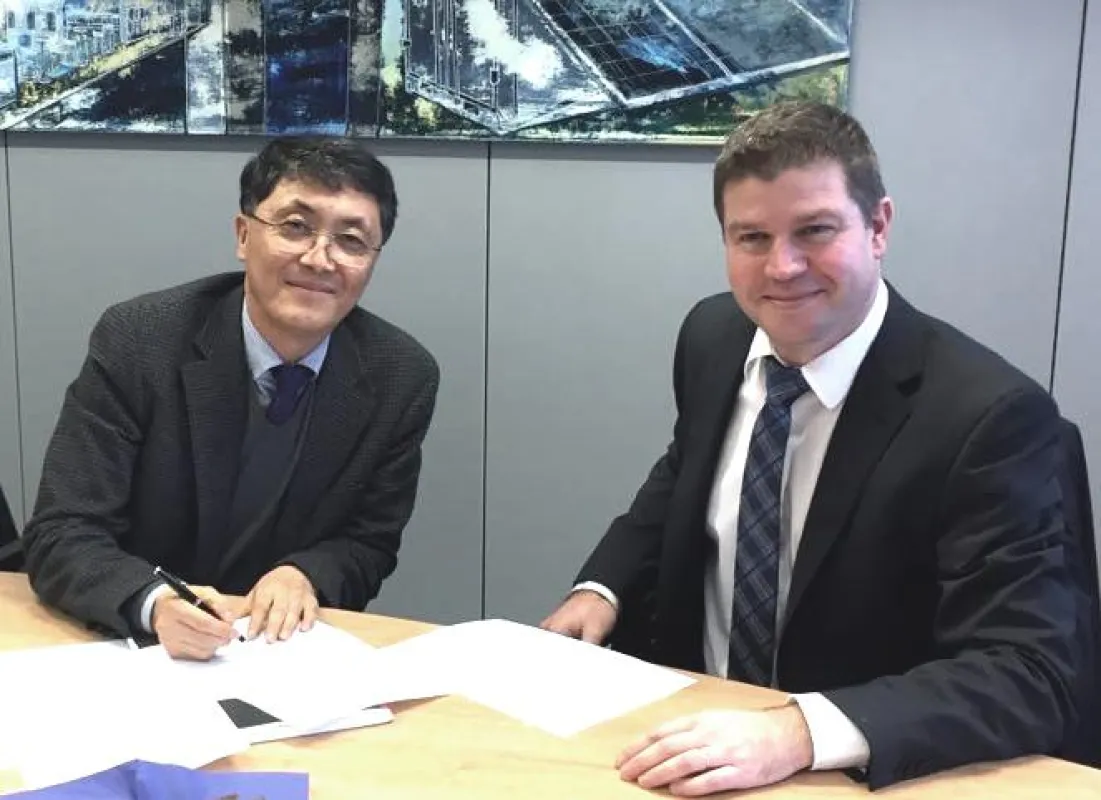 Signing the contract at KACO new energy's headquarters in Neckarsulm
