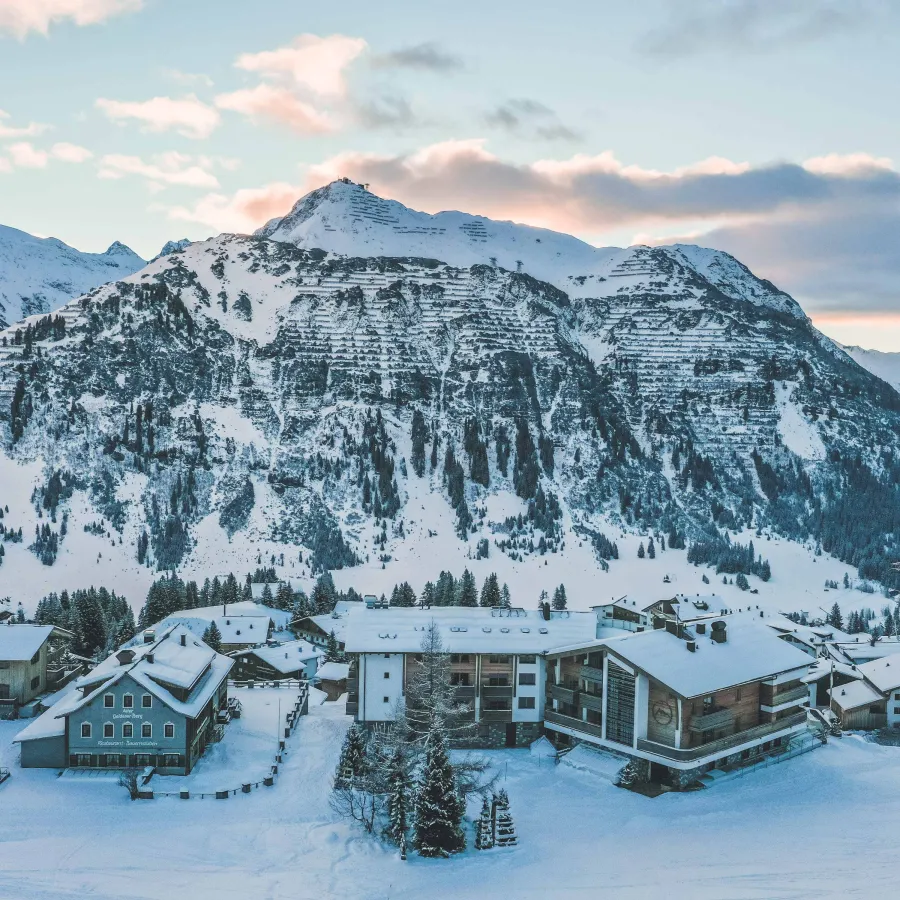Abendstimmung - Hotel Goldener Berg mit Blick auf den hohen Rüfikopf (© Jakob Zeller)
