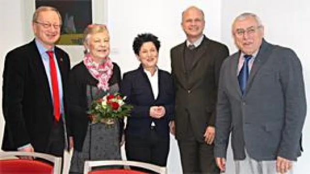 Bild: Ministerin Altpeter und Landtagsabgeordneter zum Austausch in Eningen