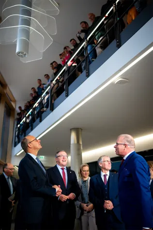 Bild: Bundeskanzler zu Gast am Fraunhofer IOF: Friedrich Merz würdigt Thüringer Beitrag zur internationalen Quantenforschung