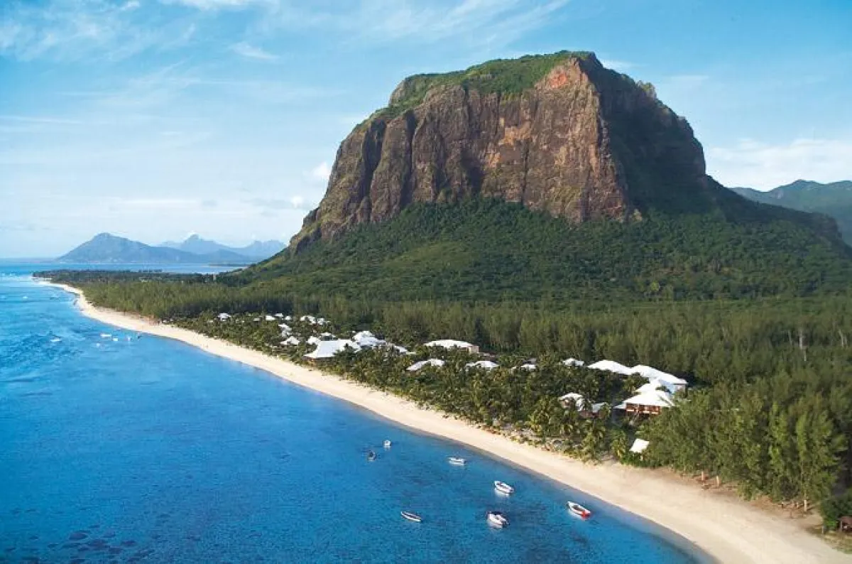 Am Fuße des beeindruckenden Morne Brabant an der Südwestküste liegt das Les Pavillons an einem herrlichen Strand mit dem kristallklaren Wasser der Lagune.