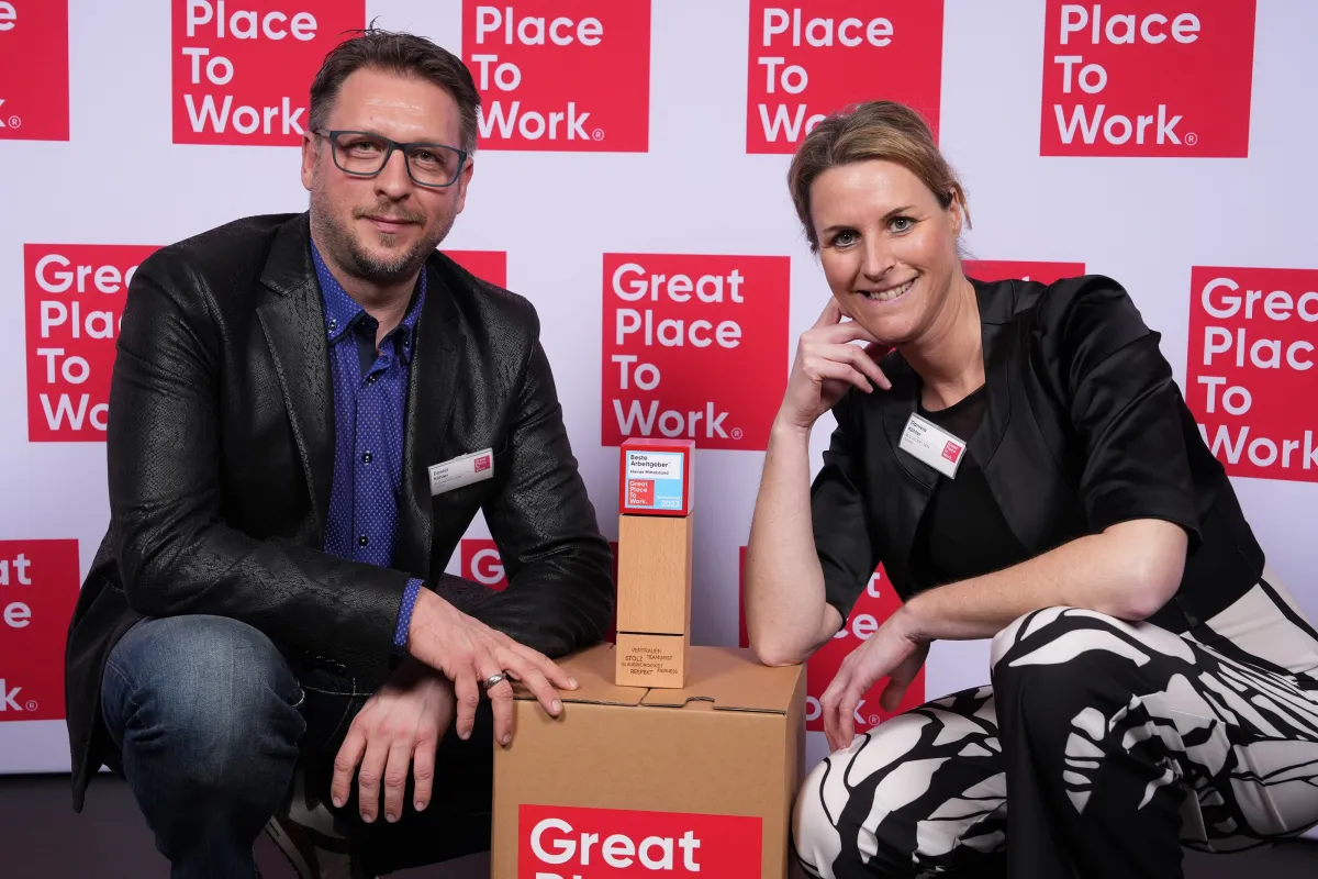 Die Geschäftsführer Daniela und Daniel Köhler bei der Preisverleihung