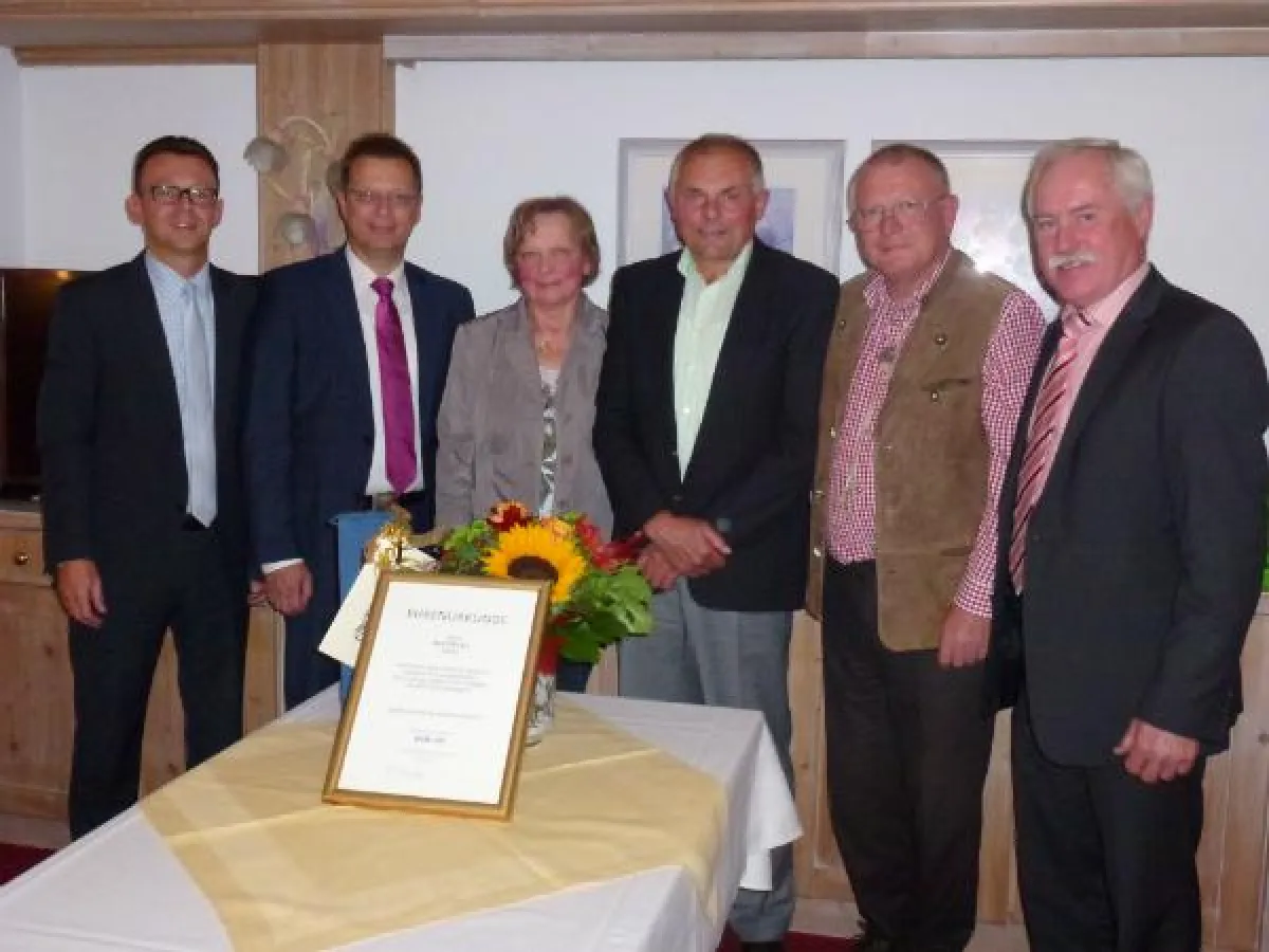 Unser Bild zeigt von links: Vorstand A. Schlick, Vorstand J. Wiesel, I. Schaller, Karl Schaller, Dr.