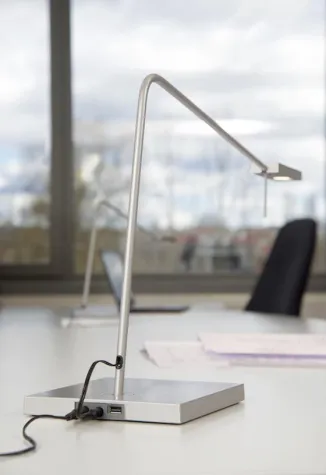 Bild: Designklassiker Luxo Ninety mit Smartphone-Ladeoption