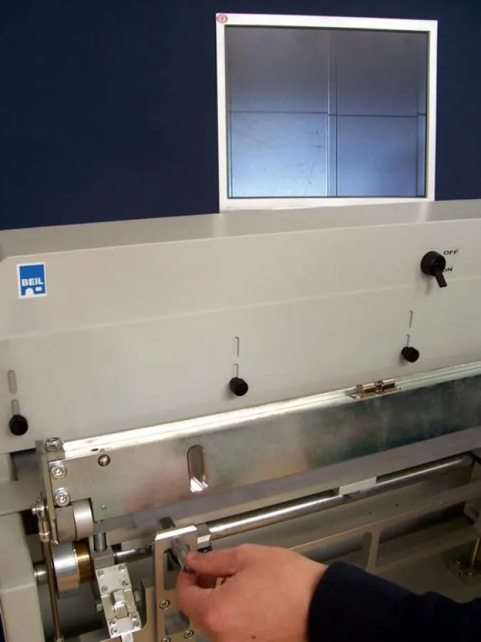 Der Multiformat-Hybrid-Bieger von BEIL lässt sich per intuitiv bedienbarer Software auf praktisch jeden Biegewinkel einstellen.