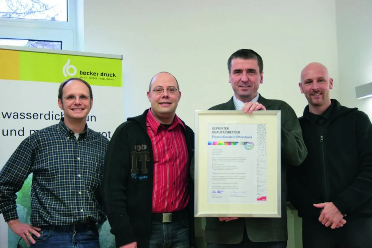 Übergabe Zertifzierung am 23. Januar 2009: v.l.n.r: Thomas Weber (Leitung Druckvorstufe), Markus Iwe (Industriemeister Druck), Michael Glück (Geschäftsführer) von becker druck und Marko Graumann (Verb