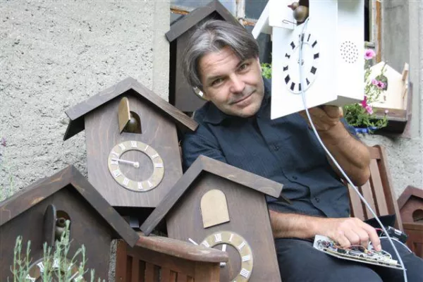 Blütenmond – Leipziger Schumann-Tag: Weltweit erstes Kuckucksuhren-Orchester hat in Leipzig am 12.9. Premiere Bild: Blütenmond – Leipziger Schumann-Tag: Weltweit erstes Kuckucksuhren-Orchester hat in Leipzig am 12.9. Premiere