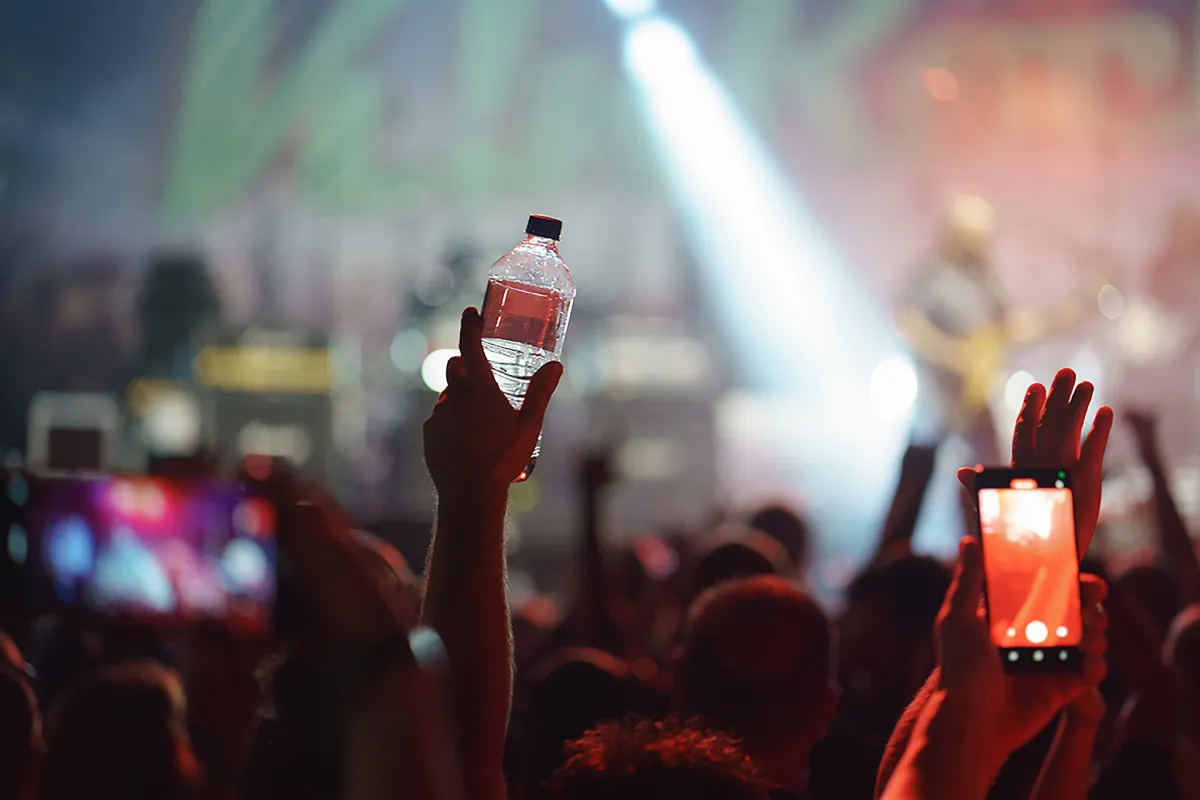 Bei Events und Festivals im Freien haben sich Getränke in Plastikflaschen bewährt. (© yes or no Media GmbH)