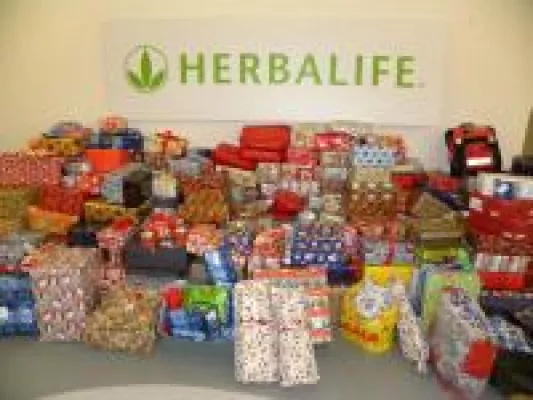Bild: HERBALIFE packt Weihnachtspäckchen für Kinder in Not