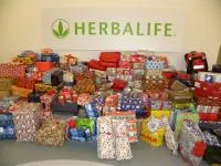Bild: HERBALIFE packt Weihnachtspäckchen für Kinder in Not