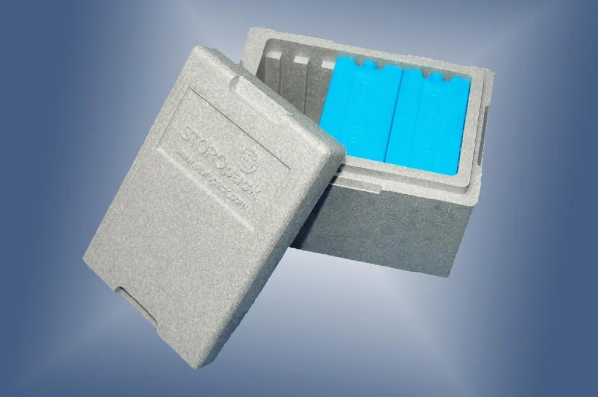 Die Ausführung der neuen Isolierbox von Storopack mit einem Volumen von 7,3 Litern hat Außenmaße von 33 cm x 22,5 cm x 22,5 cm (Länge, Breite, Höhe). Je nach den klimatischen Bedingungen während des T