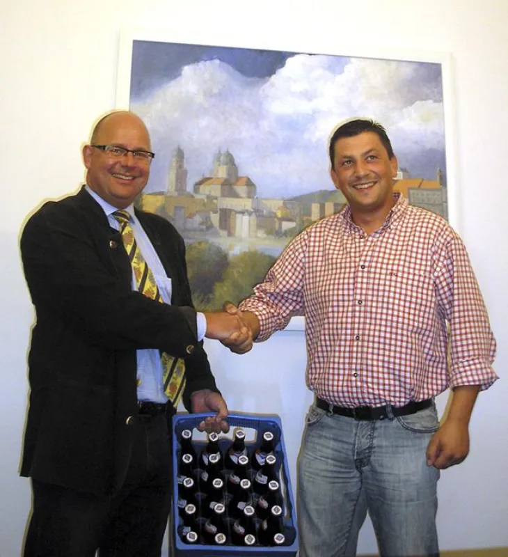 Da kommt Freude auf. Brauereidirektor Thomas Liedl mit dem glücklichen Gewinner Josef Kotter.