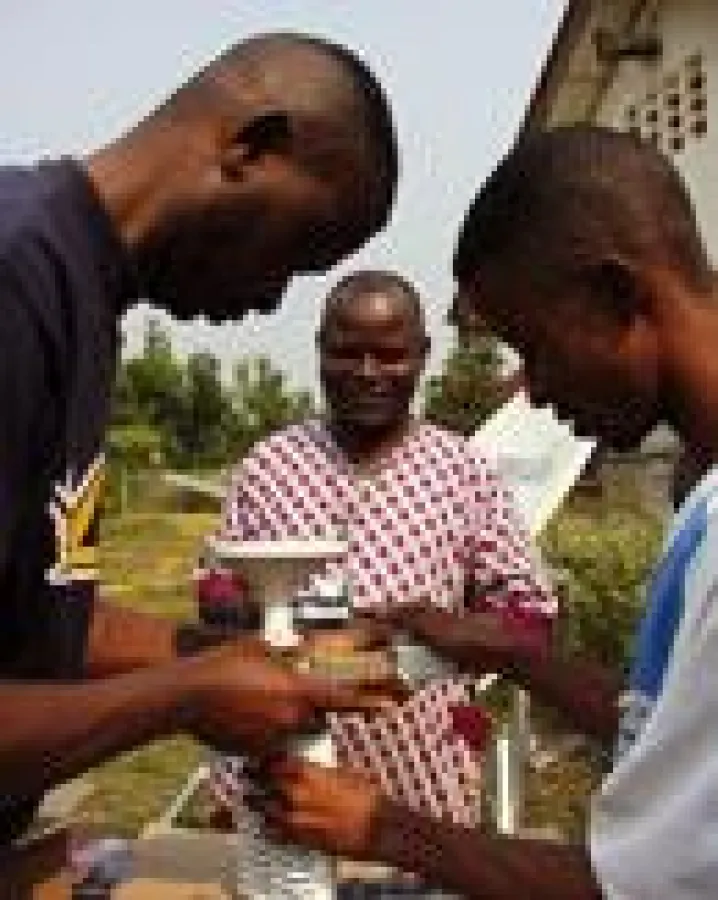 Satelliten-Anlage im Kongo wird installiert