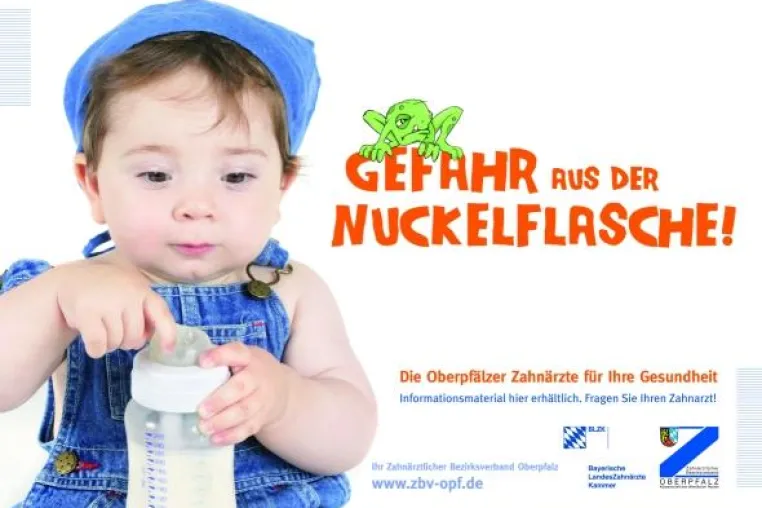 Bild: Gefahr aus der Nuckelflasche - Aufklärungskampagne des ZBV Oberpfalz zur Vermeidung von Karies bei Kleinkindern