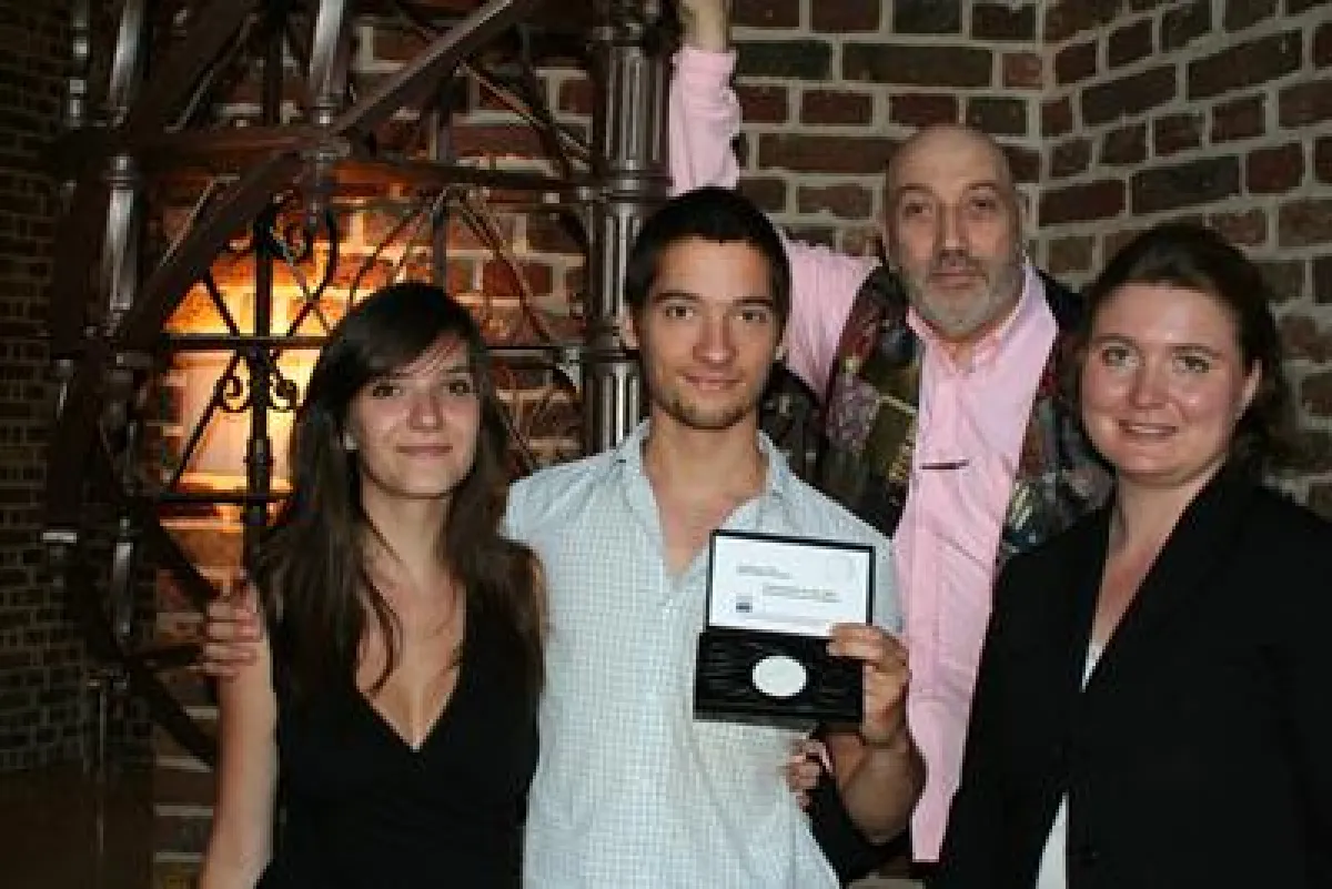 Foto: Georges Du Fresne mit KFE-ToleranzPreis (Mitte) zusammen mit seiner bezeubernden Zwillingsschwester Camille, Verleger Clauspeter Koscielny und Hotel im Wasserturm Manager, Sales and Marketing, R