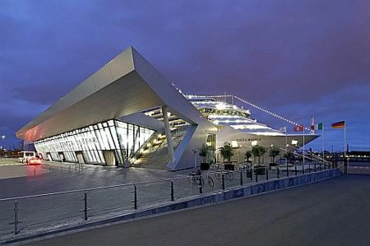 Die Firma P.E.R. hat unter anderem das Hamburg Cruise Center Altona mit Notstromsystemen ausgerüstet