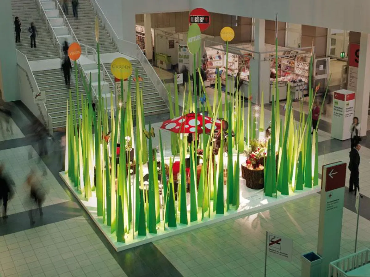 Fantasiebeflügelnde Graslandschaft im Design von D'art Design: Garden Vision auf der Ambiente