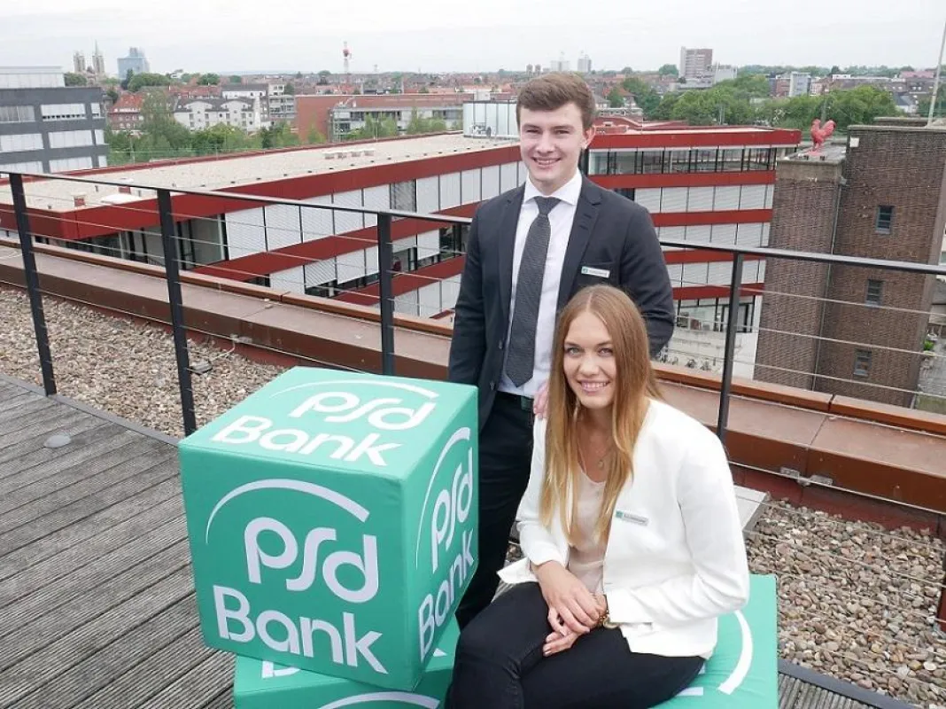 Kira Waterkamp und Tim Bronstering starten heute in ihre berufliche Zukunft bei der PSD Bank.