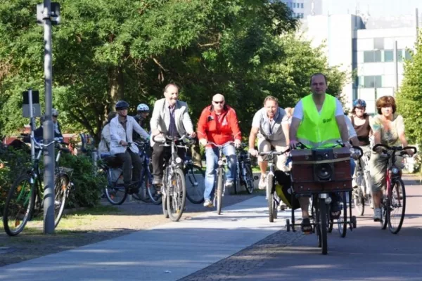 Bild: Notenradler tragen Musik in Leipziger Auenlandschaft - ADFC u. Notenspur gestalten Notenrad-Komponisten-Touren