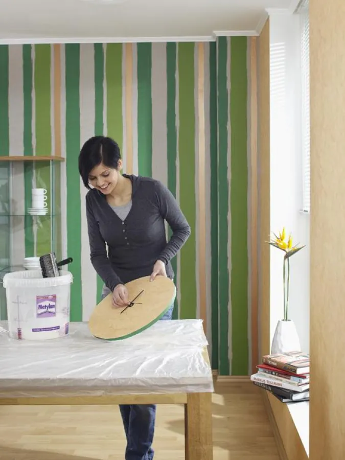 Mit dem leistungsstarken Metylan Flüssig-Kleister Konzentrat eine individuelle Wanduhr mit Tapete gestalten. Foto: Henkel Metylan