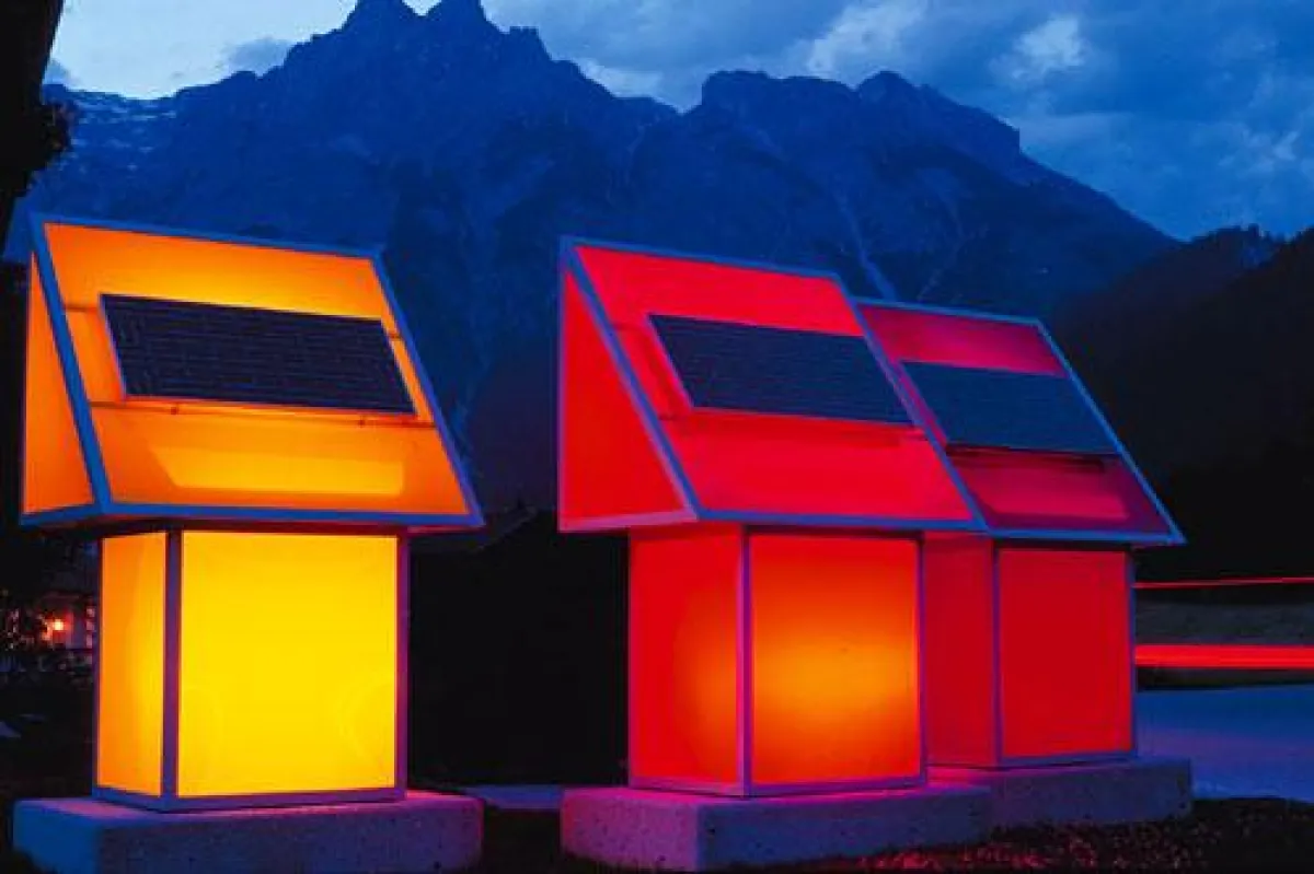 Lichtspiele der Langsamkeit: Die Solartankstelle in Werfenweng in Österreich ist Wahrzeichen des Ortes.