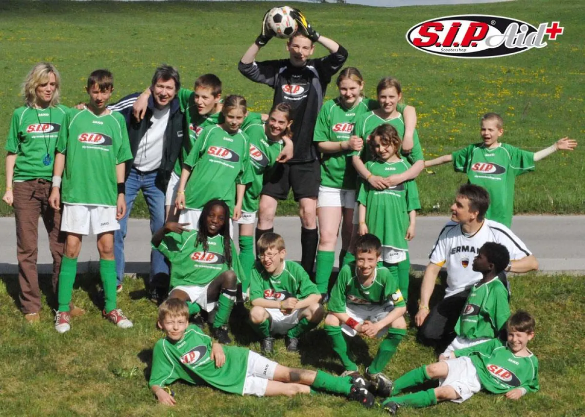 Neue Trikots erhielt die Fußballmannschaft des SOS Kinderdorfs Dießen vom Landsberger Motorroller-Versandspezialist SIP Scootershop