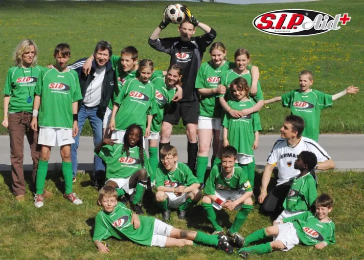 Bild: SIP Scootershop stattet SOS-Kinderdorf mit Fußballtrikots aus