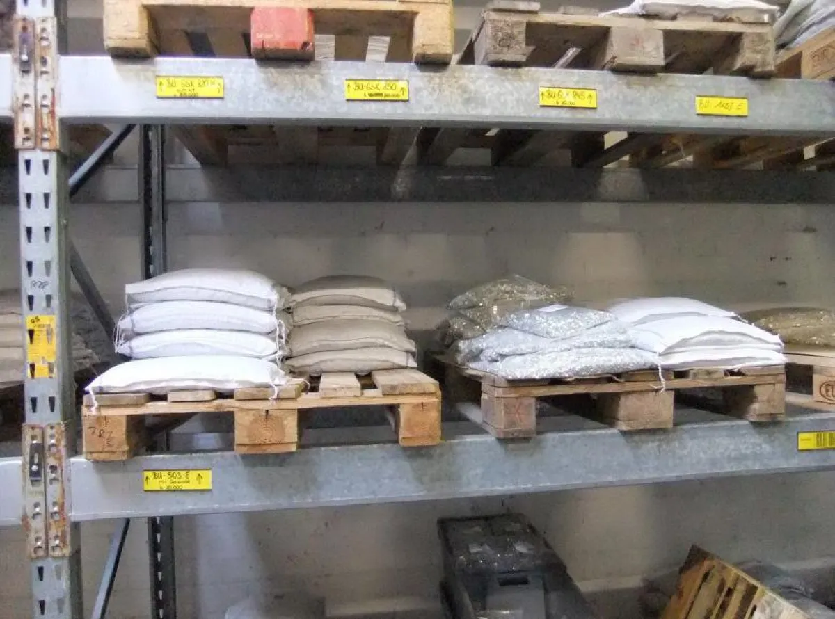 Granulate, Rohmaterialien und Fertigteile werden stichprobenmäßig in der QS untersucht